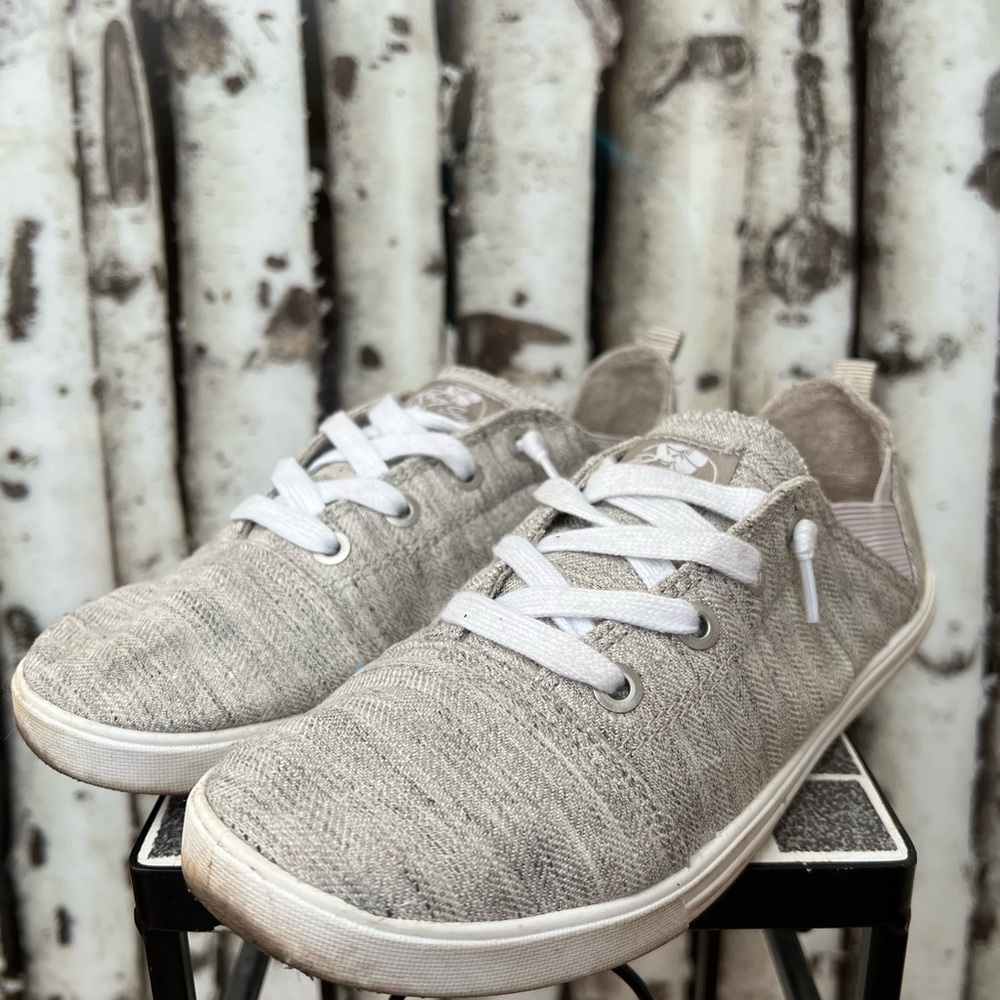 Roxy Surf size 7 Sneakers Preloved *need Washing
2/22 🦋